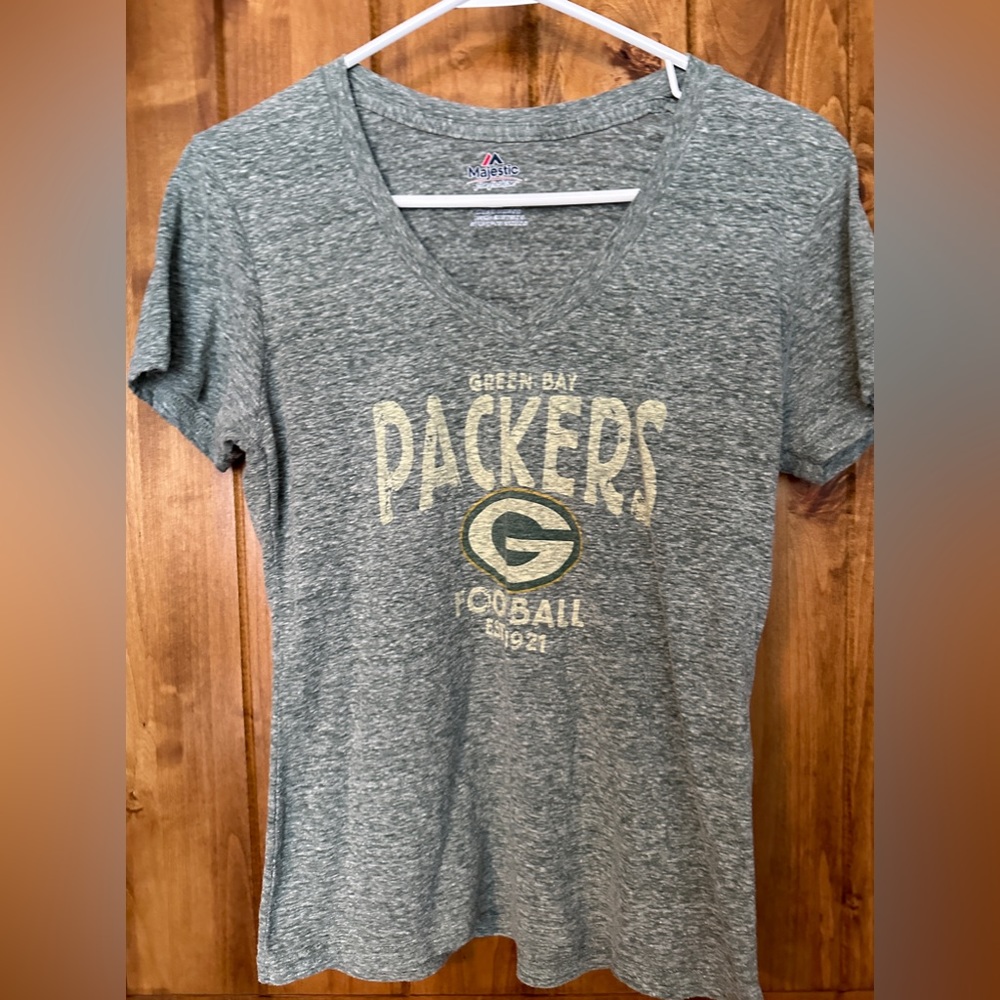 Women’s packer shirt. Size medium.